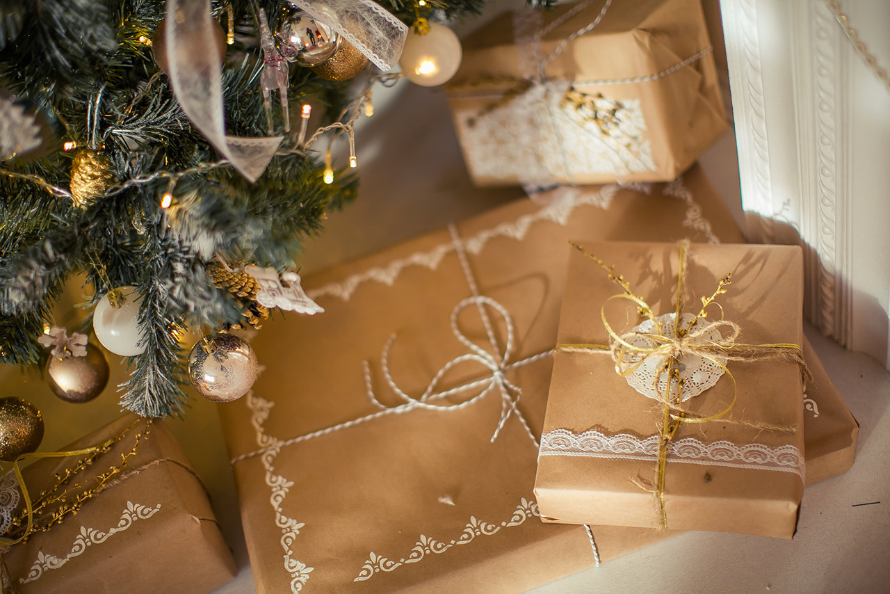 Golden Christmas decorations with large details and a beautiful matching presents