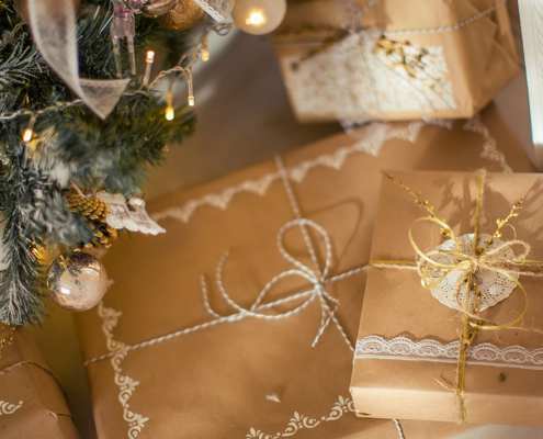 Golden Christmas decorations with large details and a beautiful matching presents